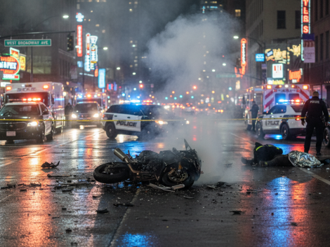 à ma..., un homme de 26 ans a été gravement blessé par balle à la suite d'une collision entre une moto et une voiture. découvrez les circonstances de cet accident dramatique.
