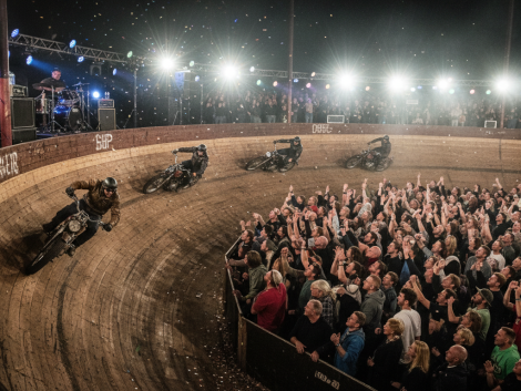 vivez un week-end exceptionnel au mur de la mort avec des motos acrobatiques, des courses endiablées et une musique envoûtante pour des sensations fortes garanties.