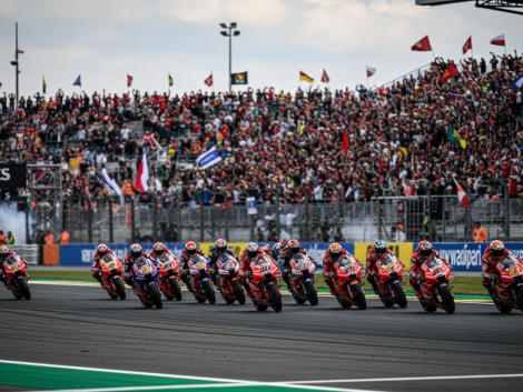 plongez au cœur du moto gp avec notre vidéo exclusive : spectacle mécanique époustouflant, parade grandiose et départ palpitant. découvrez les 5 moments incontournables à ne pas manquer !