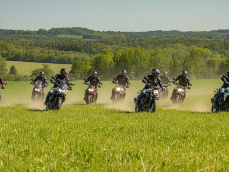 découvrez en images le nouveau motoclub de lentilly qui innove avec une journée de roulage sur prairie, alliant passion et originalité pour les amateurs de moto.