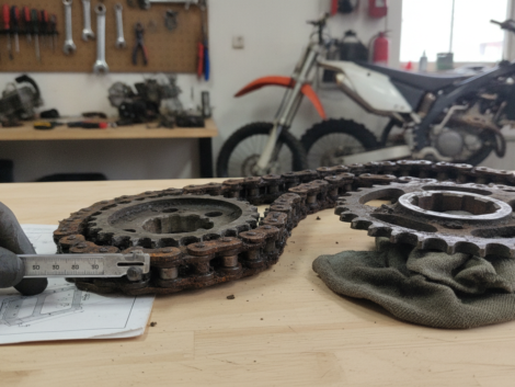 découvrez quand changer le kit chaîne de votre moto et apprenez à reconnaître les signes d'usure pour assurer sécurité et performance.