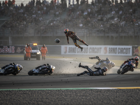 moto : drame à brno marqué par un violent accident qui a coûté la vie à deux pilotes, plongeant la discipline dans le deuil.