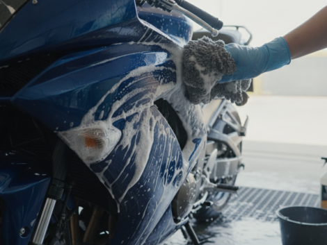 découvrez des produits spécialement conçus pour nettoyer votre moto efficacement tout en protégeant le carénage et la peinture contre les dommages.