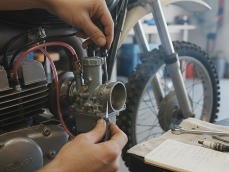 apprenez à régler facilement le carburateur de votre moto 2 temps grâce à nos conseils pratiques. découvrez les symptômes d'un mauvais réglage et suivez une méthode simple pour optimiser les performances de votre moteur.