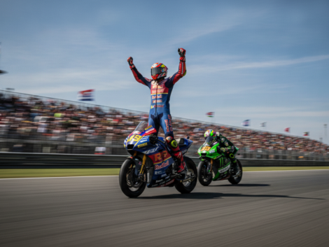 revivez le drame de la moto2 où une célébration prématurée a fait perdre la victoire au pilote. analyse et résumé de cette course pleine de suspense.